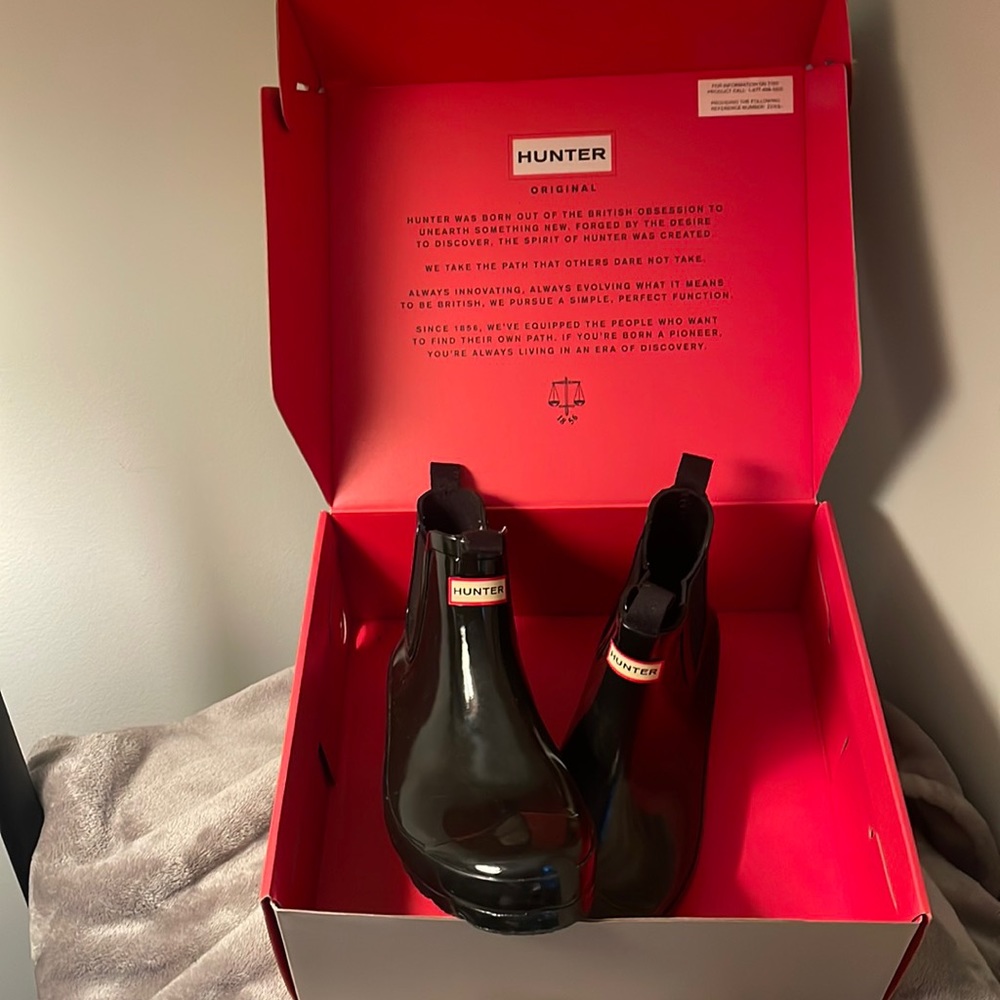 Hunter Original girls rain boots. Comes with box!